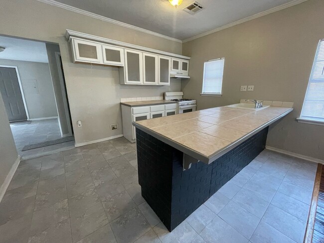 Building Photo - Move -in Special: 3 Bed Home OKC