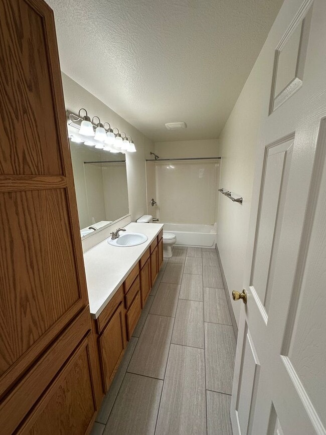 Building Photo - 1/2 Off 2nd Months' Rent