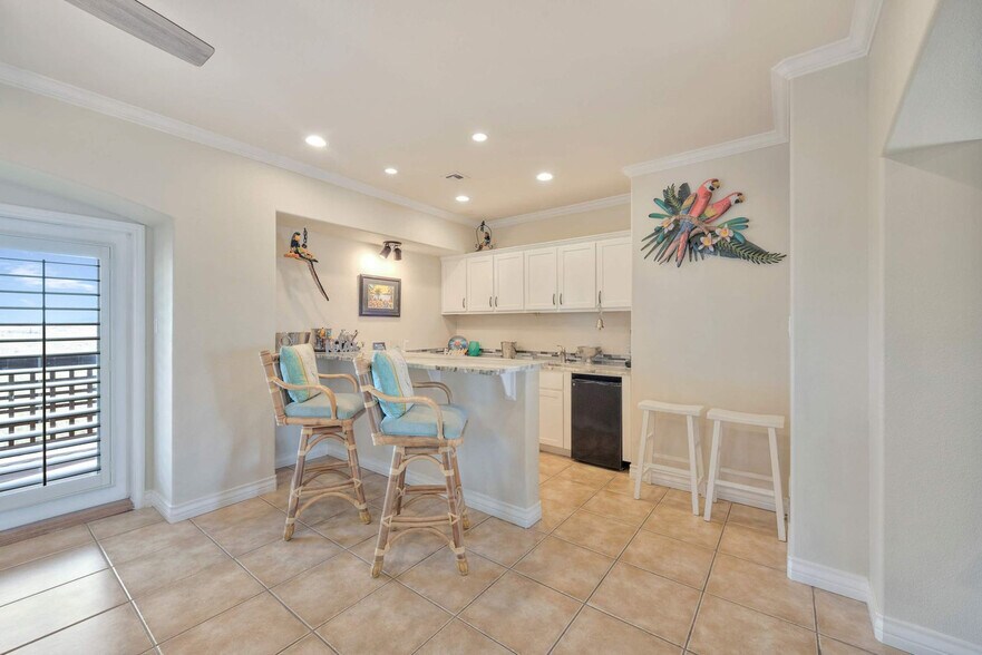 Building Photo - 660 Kara Dr