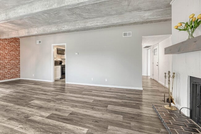 Building Photo - Charming 3-Bed Penthouse Condo in Denver with 2 full bathrooms! – Open Floor Plan *Move in specia...