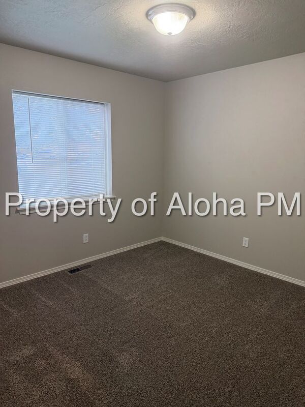 Building Photo - 1025 W Pine Ave