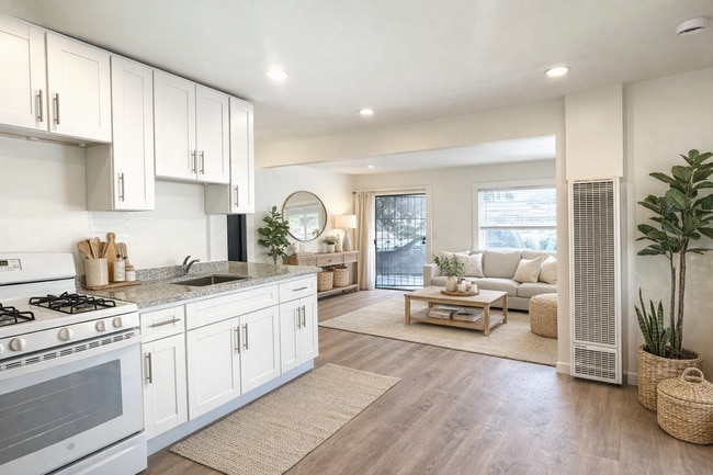 Building Photo - 5 Bed/2 Full Baths W/Washer&Dryer Hook Ups!