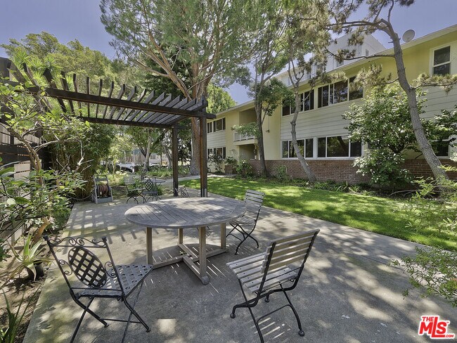 Building Photo - 1217 N Crescent Heights Blvd