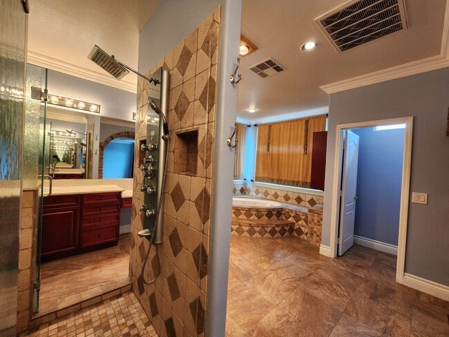 Building Photo - Entertainers Delight with minutes of shopping and restaurants