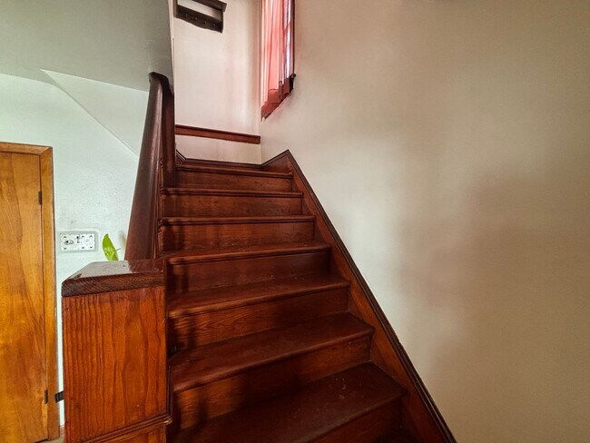 Building Photo - Clean Upper Unit! Move Right In!