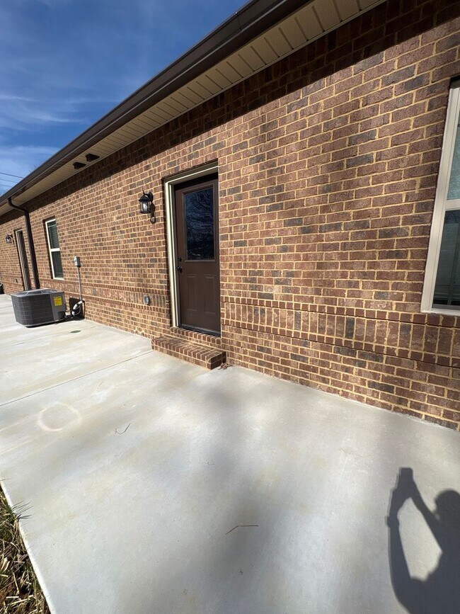 Building Photo - 404 Cedar Ln