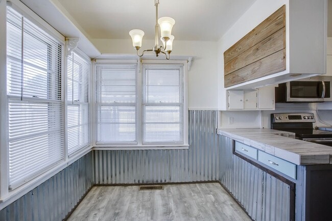 Building Photo - 3 Bedroom 2 Bathroom house with lots of Character!