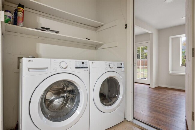 Building Photo - 6305 Clubway Ln