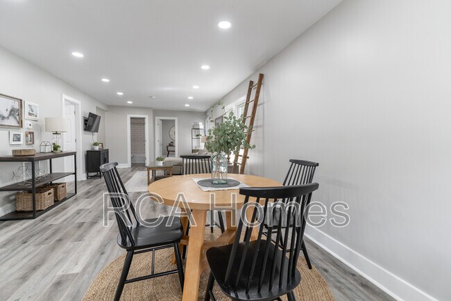 Building Photo - 537 N Sheffield Ave