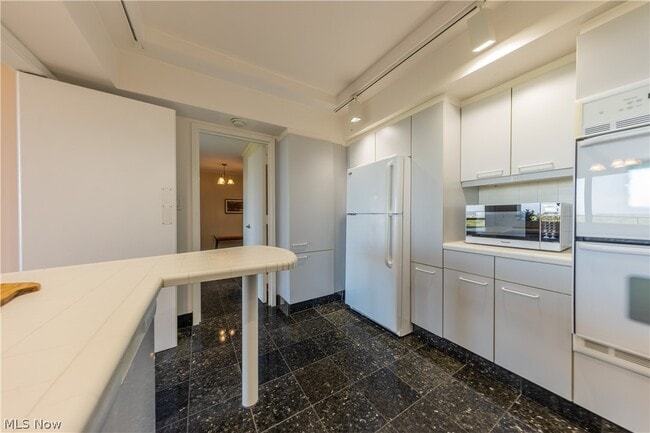 Building Photo - 1 Lakeshore Blvd