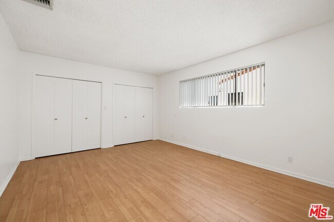 Building Photo - 256 S La Peer Dr