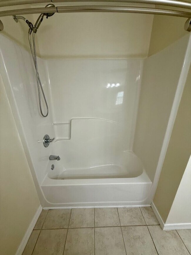 Building Photo - Crestview Townhouse