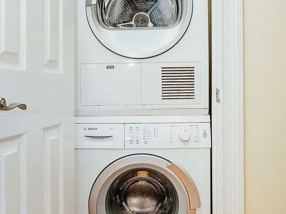 Building Photo - "Charming 2-Bedroom Gem in the Heart of Brooklyn - Your Perfect Urban Retreat!"