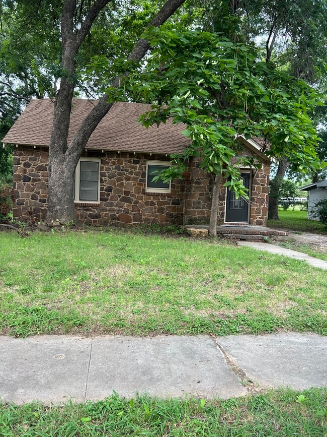 Primary Photo - 819 N Commerce St