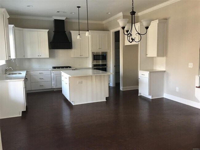 Building Photo - 353 Sydney Dr S