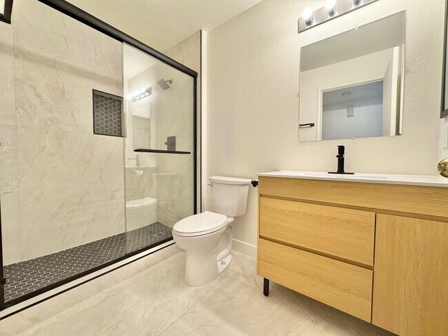 Building Photo - DON'T MISS OUT ON 1 MONTHS RENT FREE: Resort-Style Living in Seven Hills!