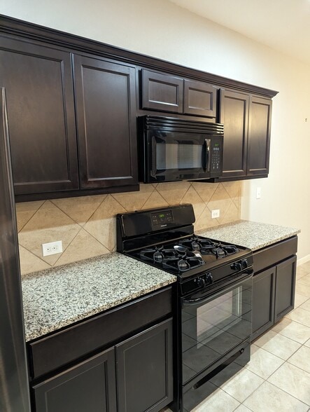 Building Photo - 2880 Donnell Dr