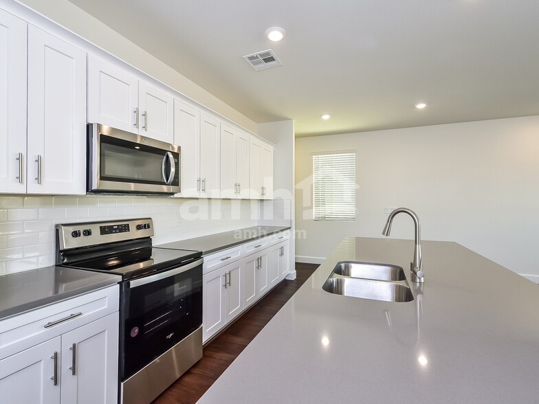 Building Photo - 582 Topiary Pk Ave