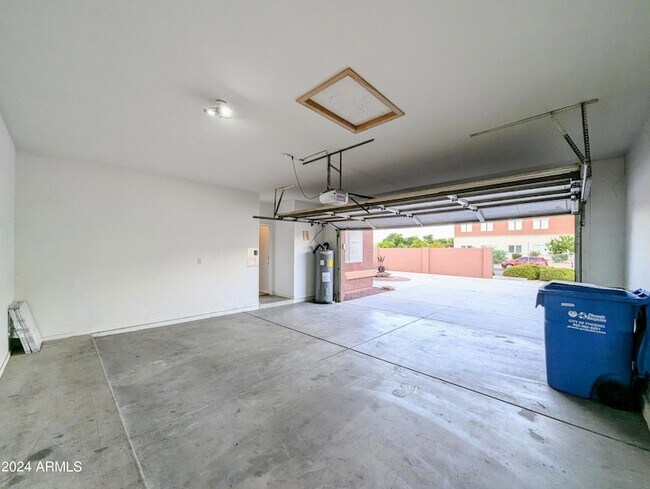 Building Photo - 1530 E Branham Ln