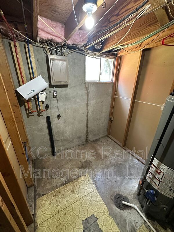 Building Photo - 424 NE Lakeview Dr