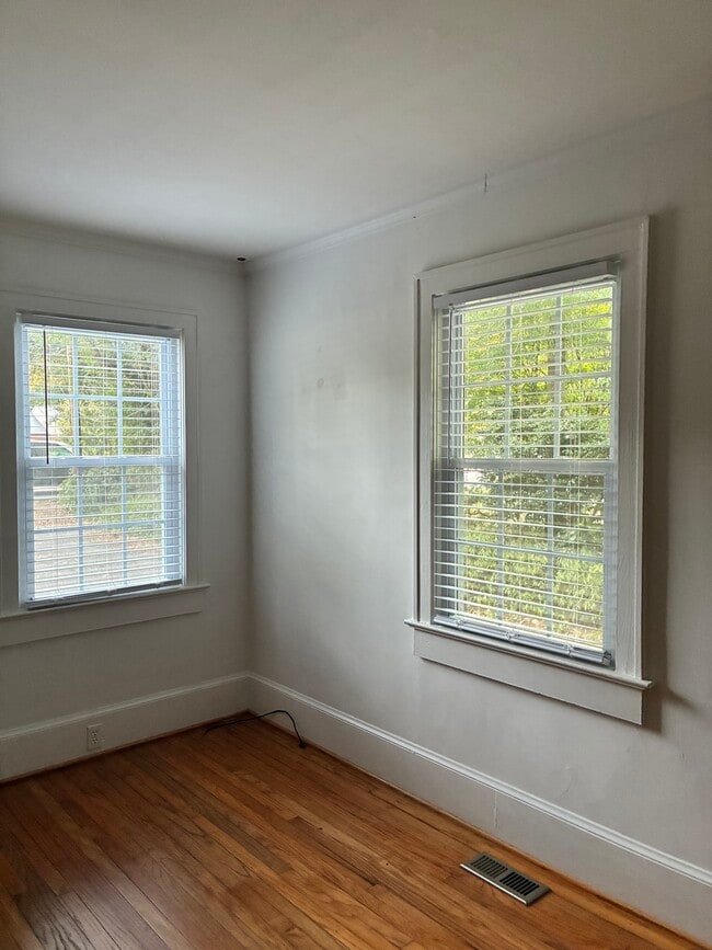 Building Photo - 906 Cherokee Rd