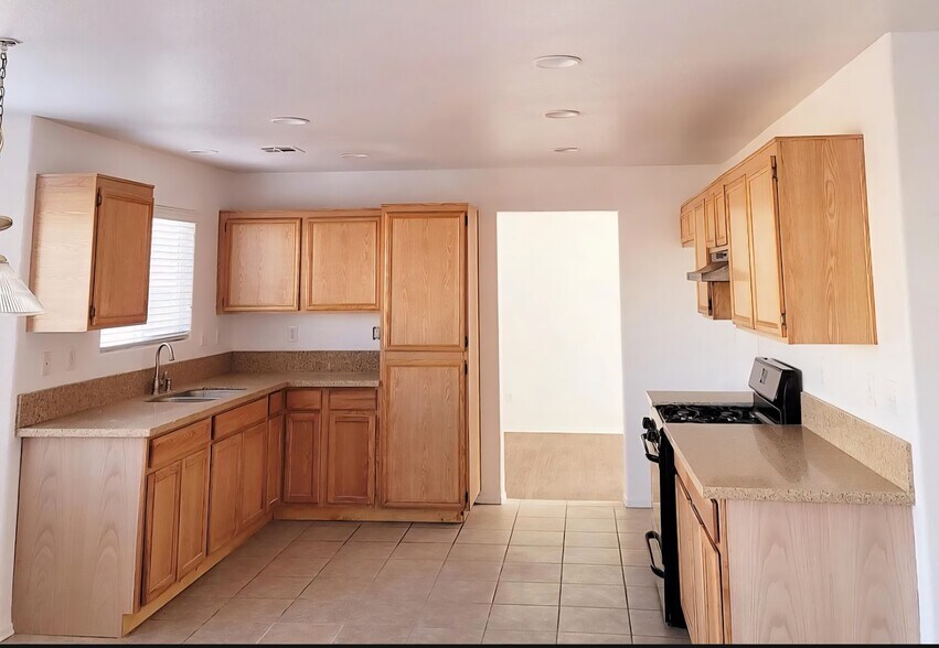 Building Photo - 11666 English Ct