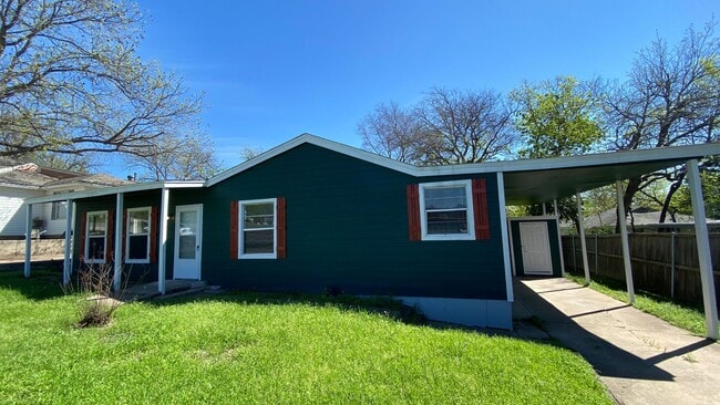 Building Photo - AVAILABLE NOW 3 BEDROOM 2 BATH HOME WITH BONUS ROOM IN RIVER OAKS