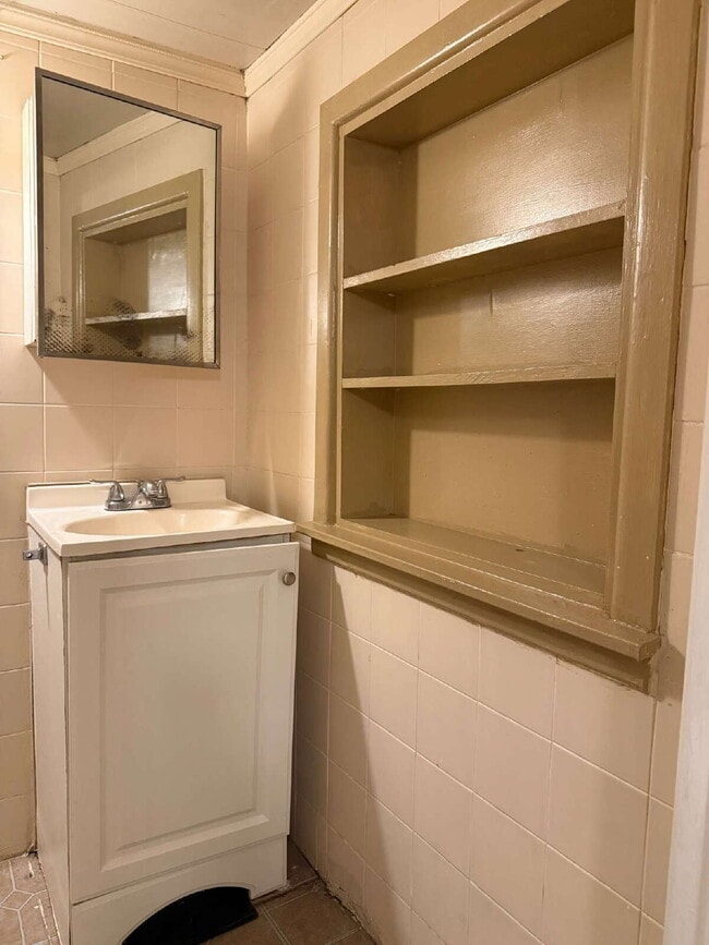 Building Photo - One Bedroom Apartment Close to 410 & 87