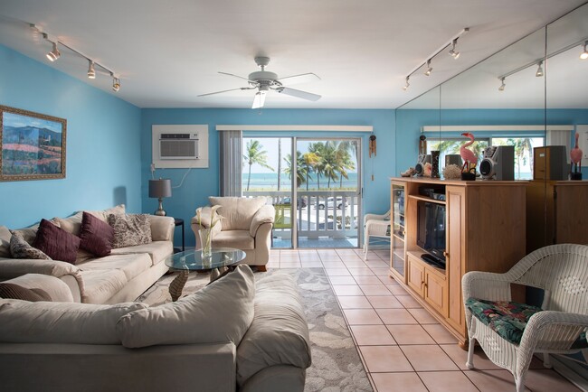 Building Photo - Oceanview condo available NOW until Novemb...