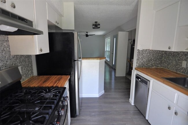 Building Photo - 11301 Oakwood Dr