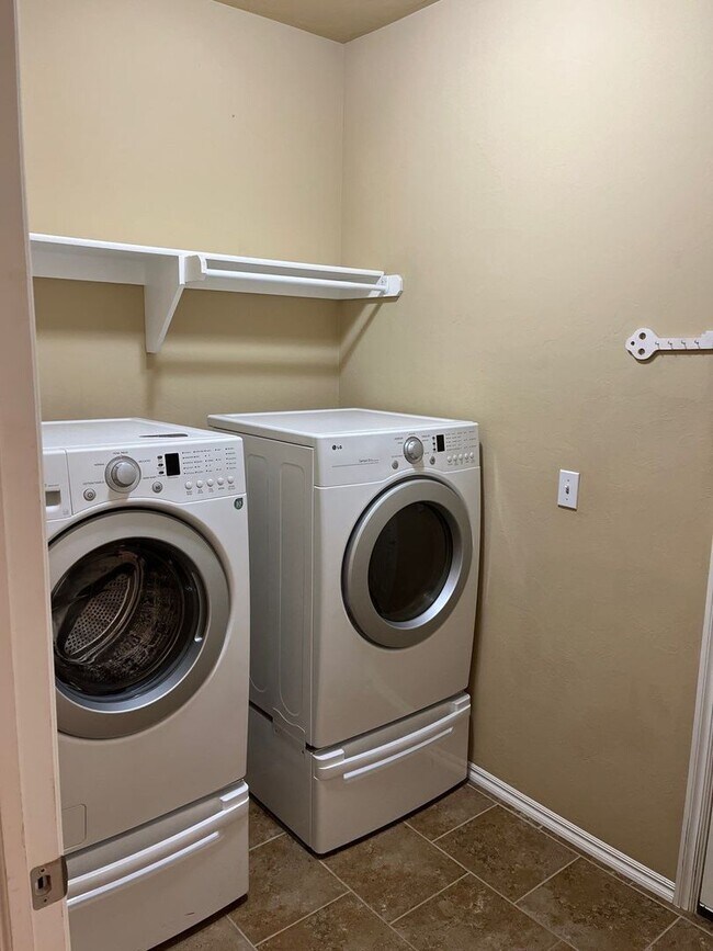 Building Photo - Available Now! - 3 bedrooms 2.5 bath