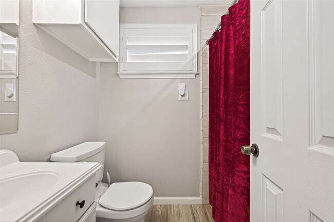 Building Photo - 805 Camelot Ln