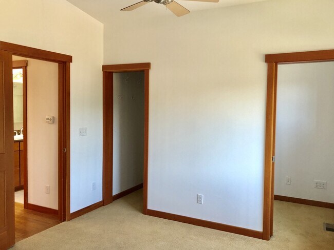 Building Photo - Bellevue Apartment