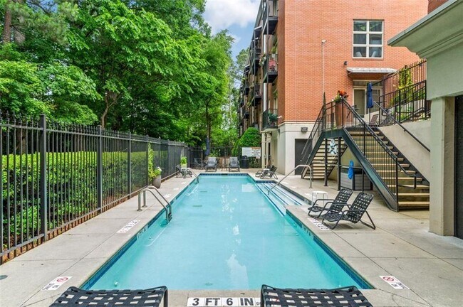 Building Photo - 560 Dutch Valley Rd NE