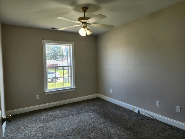 Building Photo - 381 Rosemount Dr
