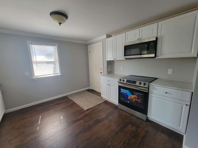 Building Photo - Beautifully Updated 2-Bedroom Unit – Prime...