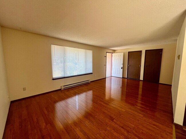 Building Photo - Well Maintained 2BD Duplex - Water Included