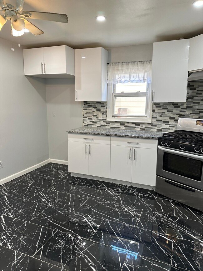 Building Photo - 12 Colonial Dr