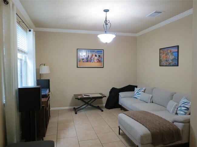 Building Photo - 402 Las Colinas Dr