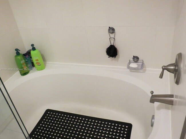 Building Photo - 140 SW 117th Ave