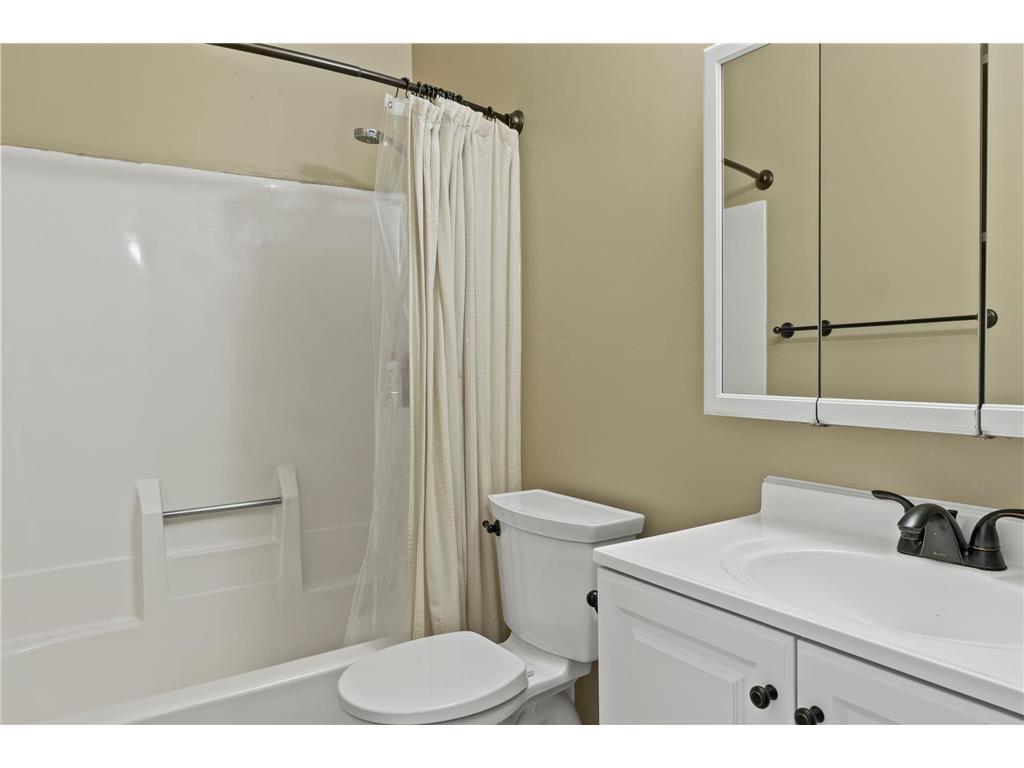 Full bath - 524 20th Ave S