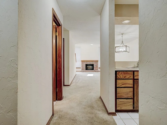 Building Photo - Beautiful 3bed/3bath Townhome Available in Westside Norman!!