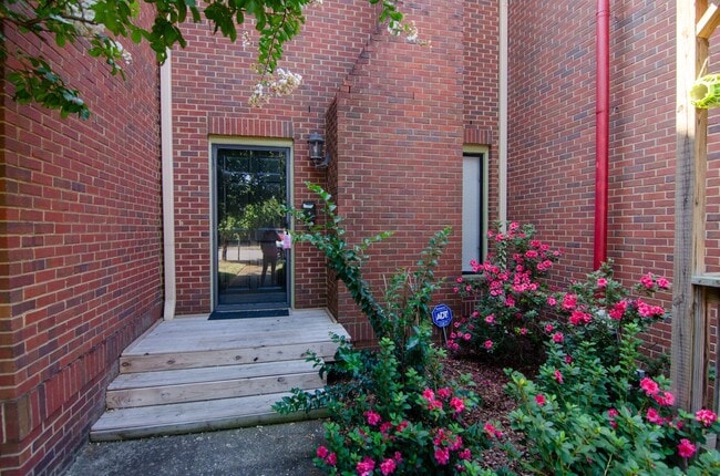 Building Photo - Quaint East Nashville Town Home