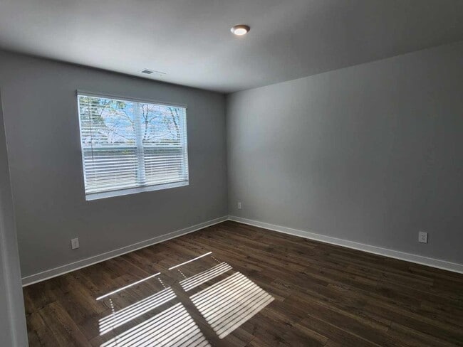 Building Photo - Stunning unit in 55+ community