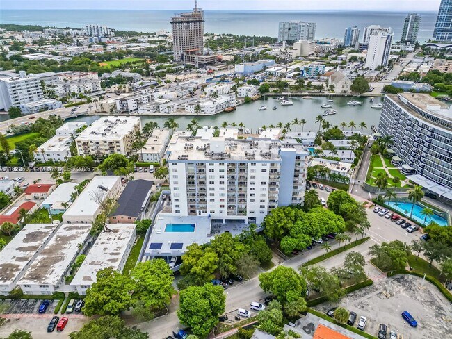 Building Photo - 6900 Bay Dr