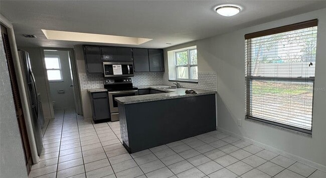 Building Photo - 16107 Country Crossing Dr