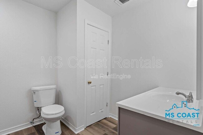 Building Photo - 340 Hiller Dr