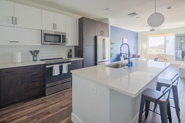 Building Photo - 688 W 1st St