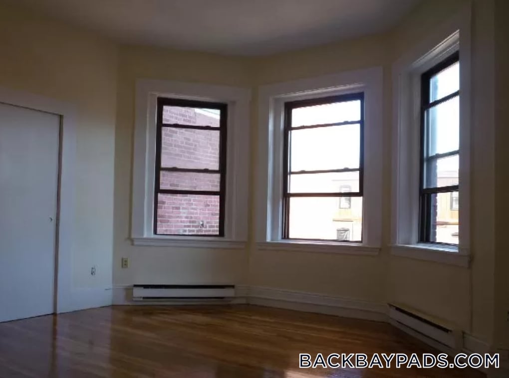 Building Photo - 913 Boylston St