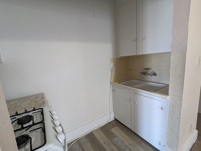 Building Photo - $850 - I Bedroom 1 Bathroom Apartment - He...